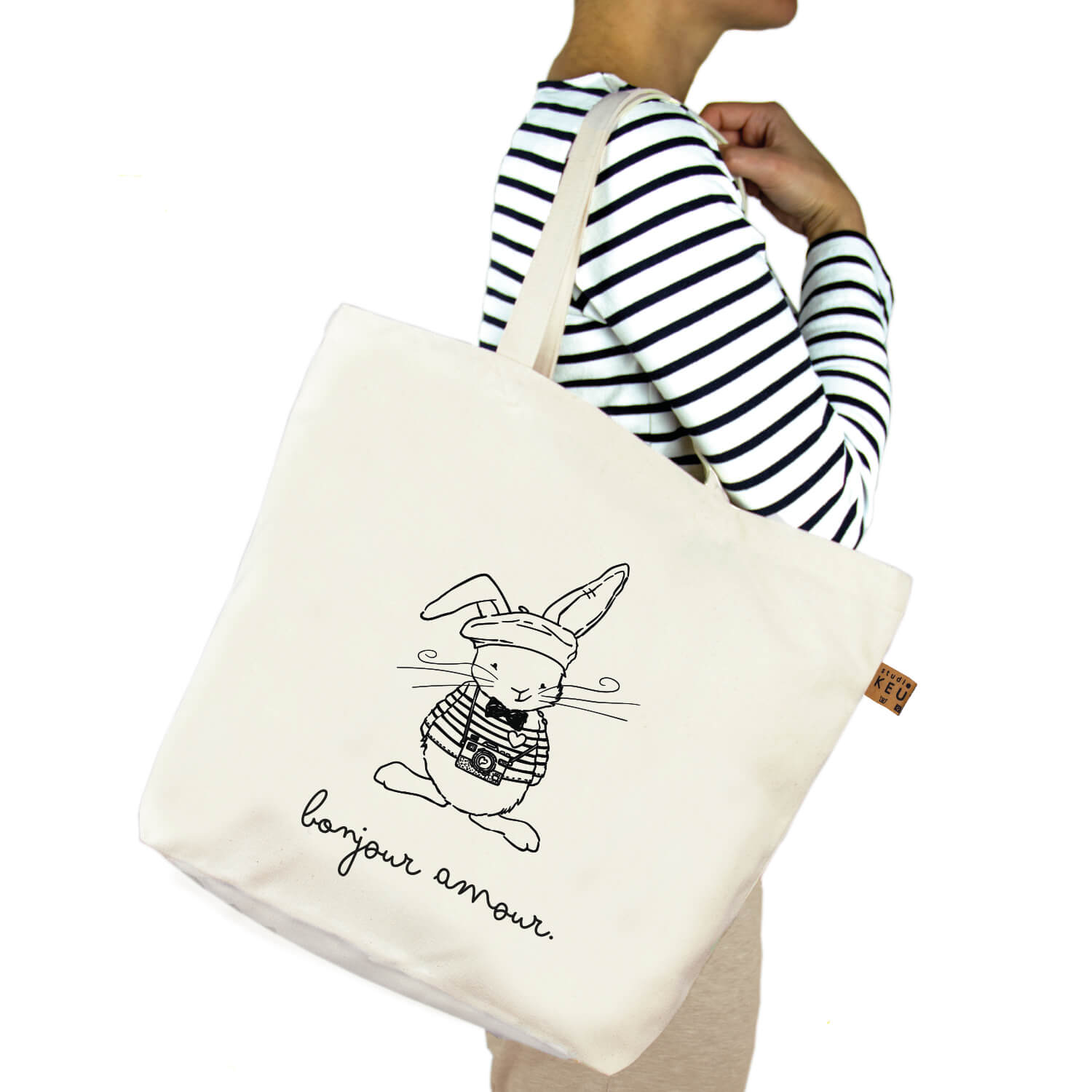 Duurzame canvas shopper tas van Studio Keutels met konijn Guus in Franse stijl de tekst 'Bonjour Amour.'