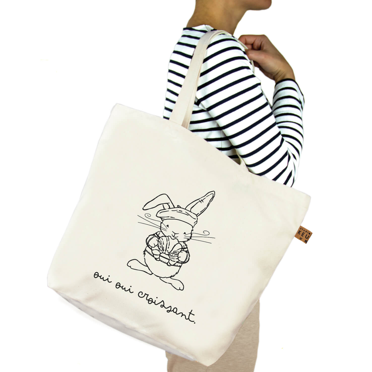 Duurzame canvas shopper tas van Studio Keutels met konijn Guus in Franse stijl de tekst 'Oui Oui Croissant.'