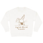 Duurzame offwhite sweater met caramelkleurige konijn print, unisex trui