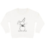 Offwhite sweater voor kinderen met diep zwarte print van ondeugend konijn Guus die een gekke bek trekt.
