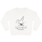 Offwhite sweater voor kinderen met diep zwarte print van ondeugend konijn Guus met en tekst ‘Krijg toch allemaal de keutels!’