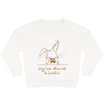 Offwhite sweater voor kinderen met caramelkleurige print van ondeugend konijn Guus met en tekst ‘Krijg toch allemaal de keutels!’