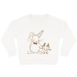 Offwhite sweater voor kinderen met caramelkleurige print van konijn Guus samen met een schattig monster.