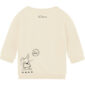 Achterkant van offwhite babysweater met logoprint in de nek, links onderin konijn Guus die een sweater draagt + een keurmerk.