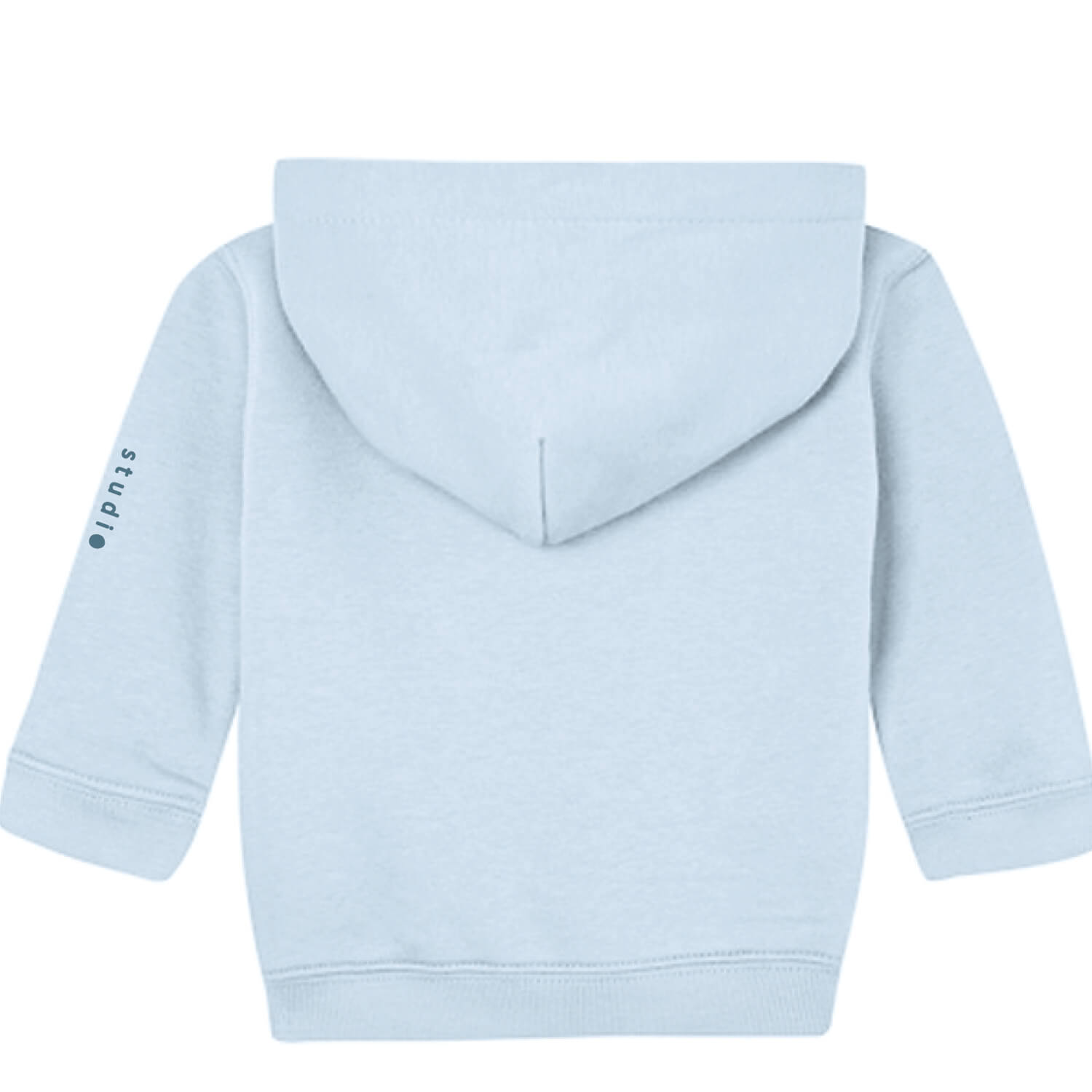 Achterkant van baby hoodie – sky blue, met logoprint ‘Studio Keutels’ in donkerder blauw op de mouw – duurzame katoenmix