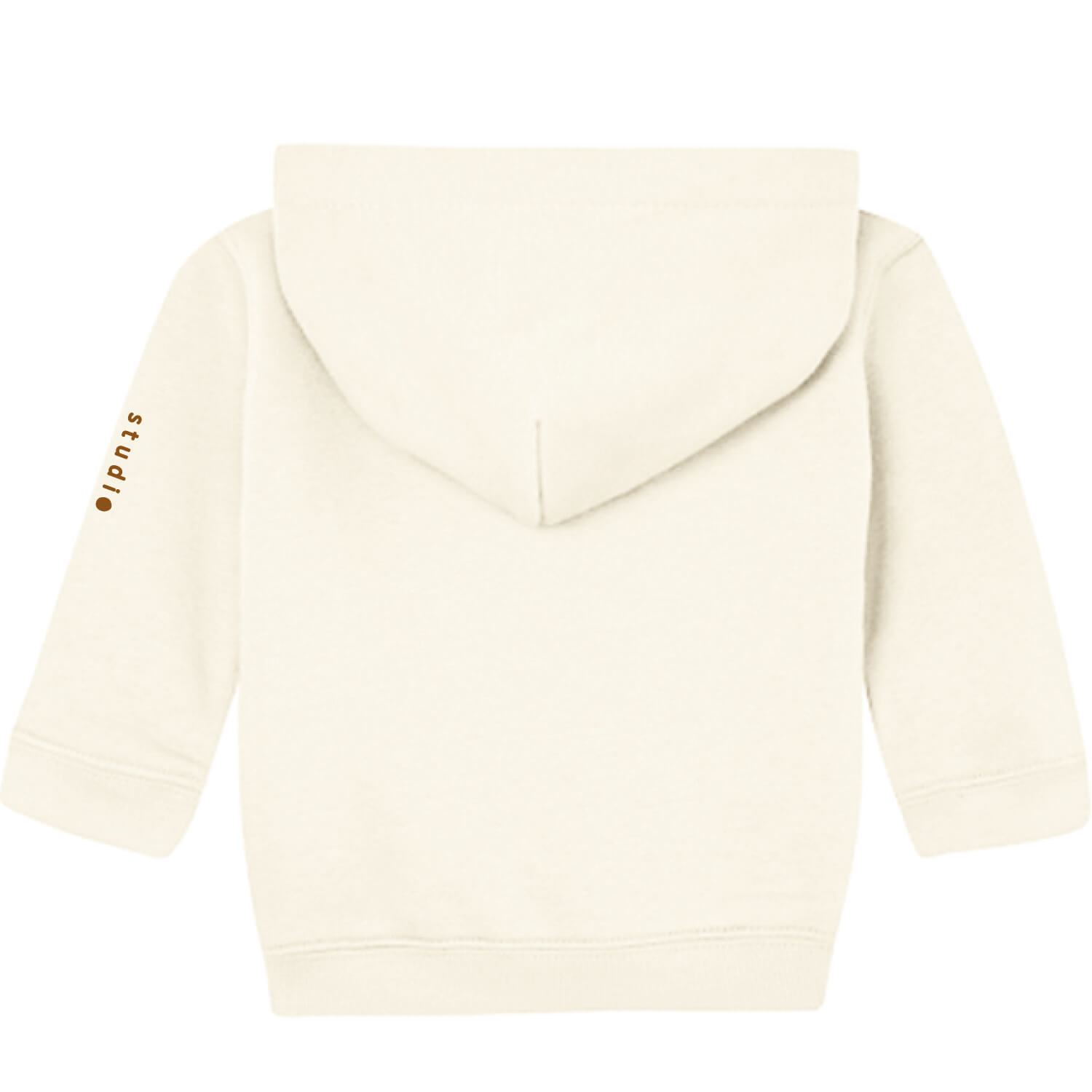 Achterkant van baby hoodie – natural, met logoprint ‘Studio Keutels’ in caramel kleur op de mouw – duurzame katoenmix