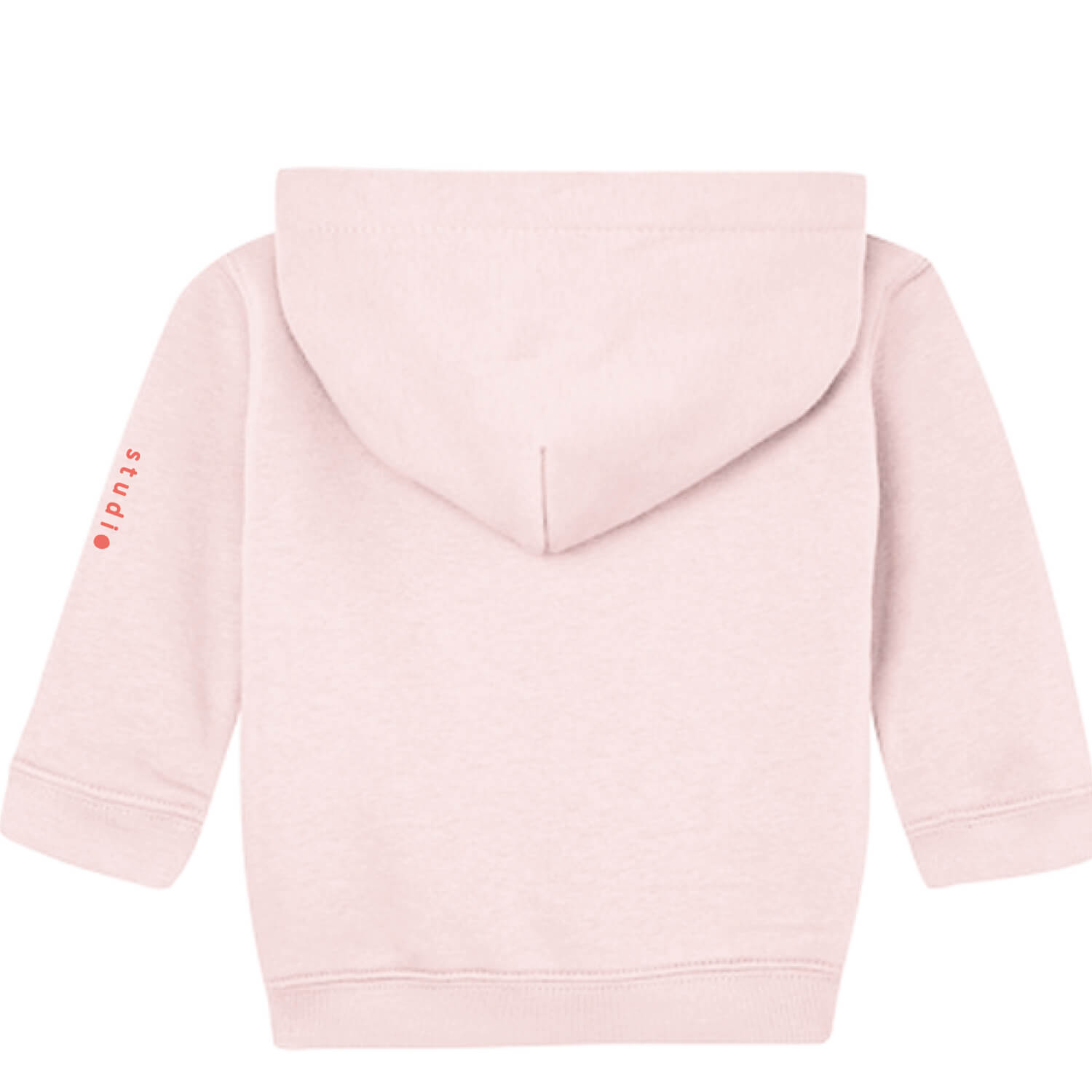 Achterkant van baby hoodie – soft rose, met logoprint ‘Studio Keutels’ in koraal kleur op de mouw – duurzame katoenmix