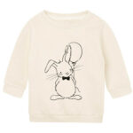 Offwhite sweater voor baby’s met diep zwarte print van konijn Guus die blij is met zijn ballon.