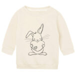 Offwhite babysweater met diep zwarte print van konijn Guus dat een groot, zacht hart vasthoudt.