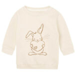 Offwhite babysweater met caramelkleurige print van konijn Guus dat een groot, zacht hart vasthoudt.