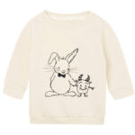 Offwhite sweater voor baby’s met diep zwarte print van konijn Guus en een schattig monstertje.