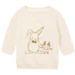 Offwhite sweater voor baby’s met caramelkleurige print van konijn Guus en een schattig monstertje.