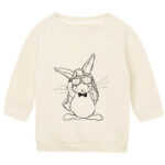 Offwhite sweater voor baby’s met diep zwarte print van konijn Guus die een pilotenmuts en -bril draagt.