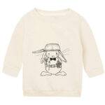 Offwhite babysweater met diep zwarte print van konijn Guus die een steelpan als helm draagt en ‘gewapend’ is met een wortel, vork en drinkfles.