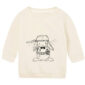 Offwhite babysweater met diep zwarte print van konijn Guus die een steelpan als helm draagt en ‘gewapend’ is met een wortel, vork en drinkfles.