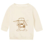 Offwhite babysweater met caramelkleurige print van konijn Guus die een steelpan als helm draagt en ‘gewapend’ is met een wortel, vork en drinkfles.