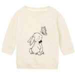 Offwhite babysweater met diep zwarte print van konijn Guus die een prachtige vlinder ontmoet.