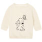 Offwhite babysweater met diep zwarte print van konijn Guus die een prachtige vlinder ontmoet.