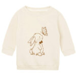 Offwhite babysweater met caramelkleurige print van konijn Guus die een prachtige vlinder ontmoet.