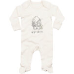 Baby pyjama in de kleur natural met print van konijn Guus en de tekst ‘Wij zijn NIET moe...’ – zacht, duurzaam, 100% katoen