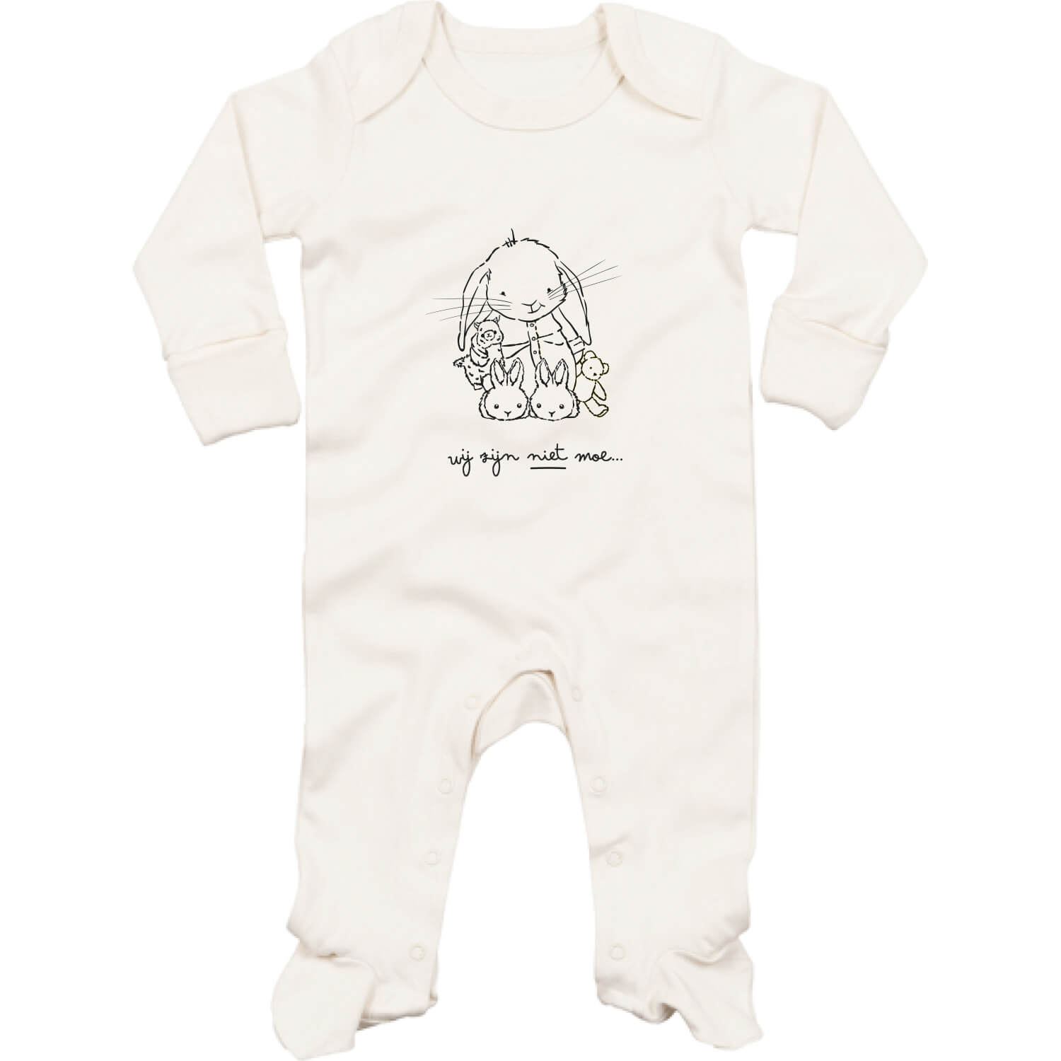 Baby pyjama in de kleur natural met print van konijn Guus en de tekst ‘Wij zijn NIET moe...’ – zacht, duurzaam, 100% katoen