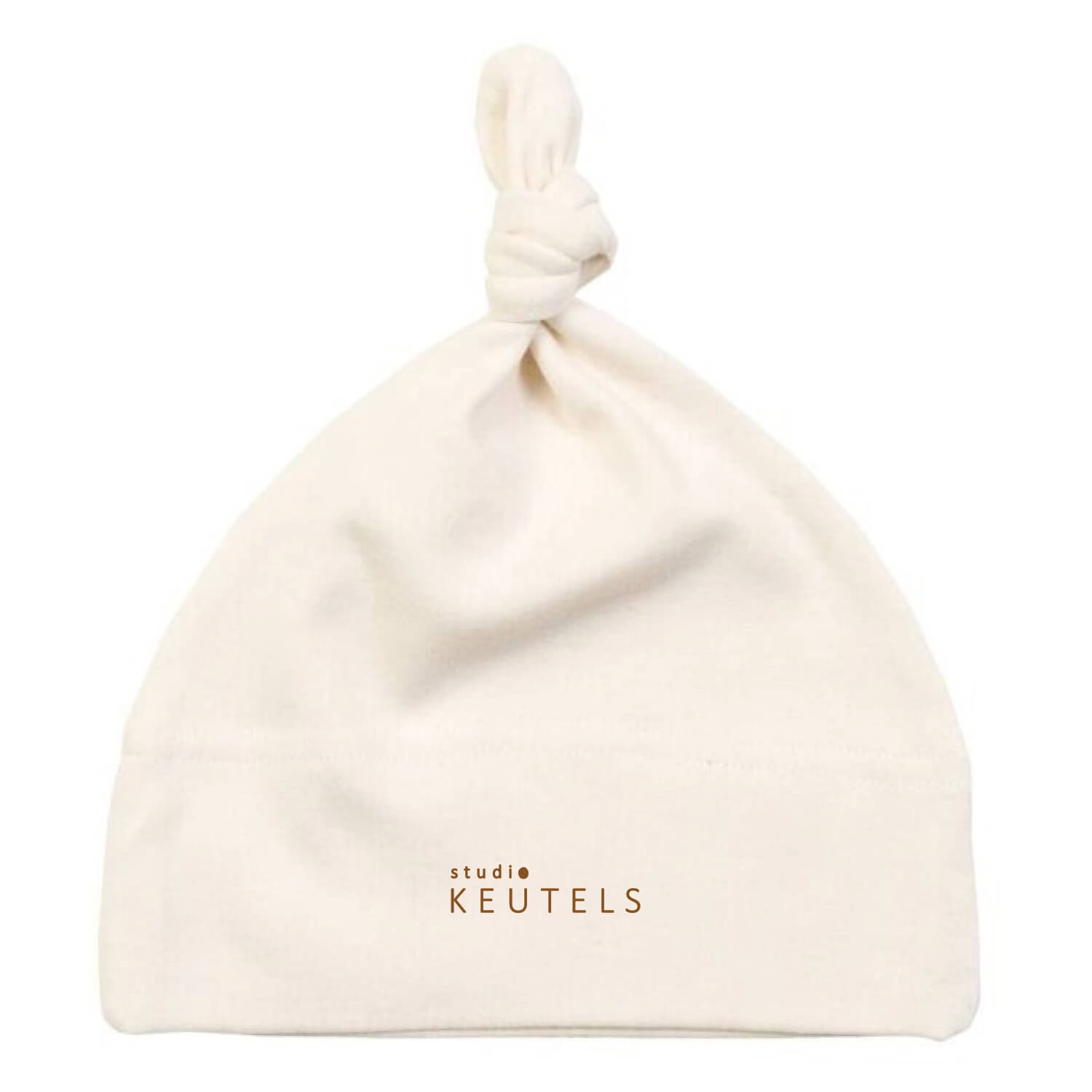 Achterkant van baby mutsje met knoop - natural, met logoprint ‘Studio Keutels’ klein in caramel kleur – duurzaam, 100% katoen