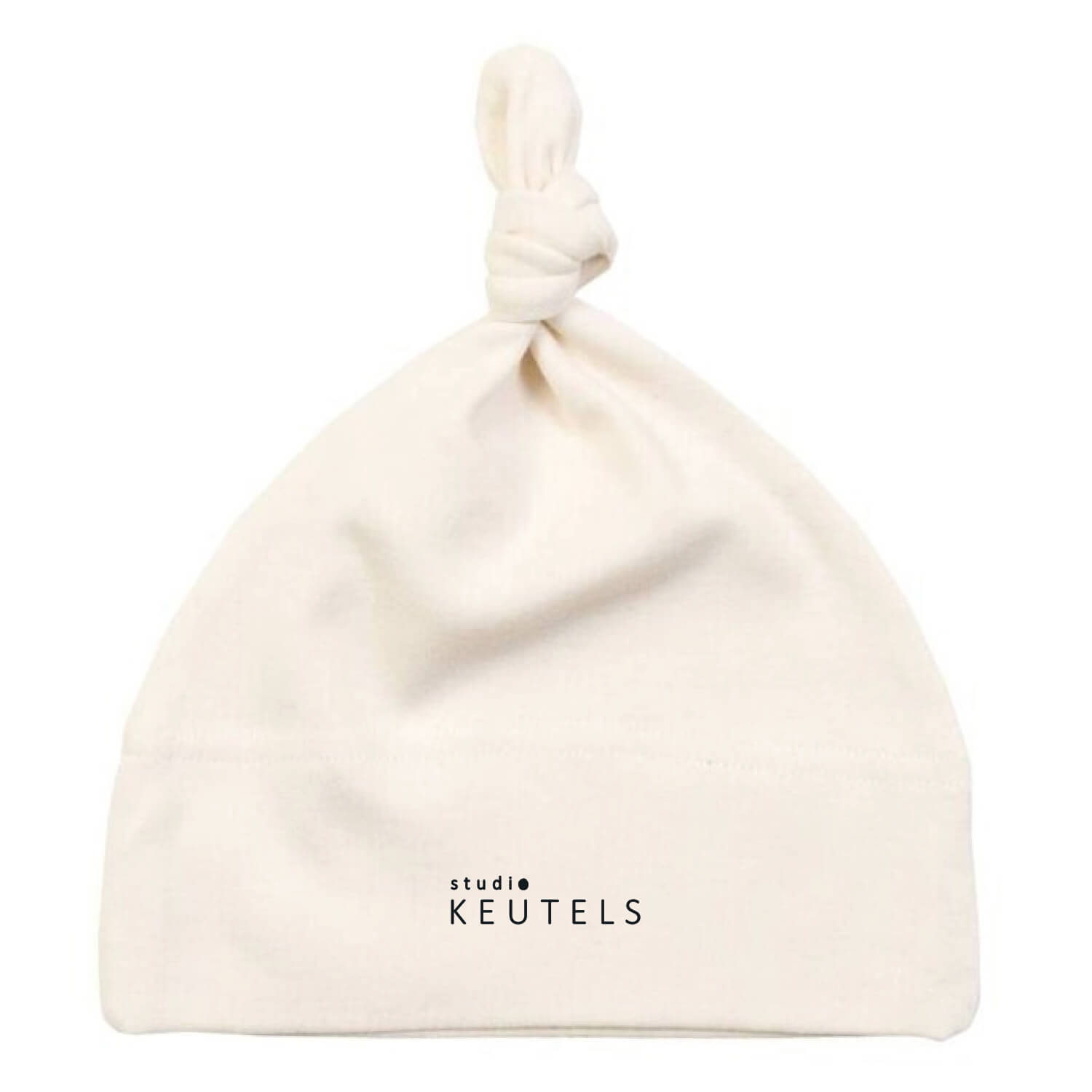 Achterkant van baby mutsje met knoop - natural, met logoprint ‘Studio Keutels’ klein in zwart – duurzaam, 100% katoen