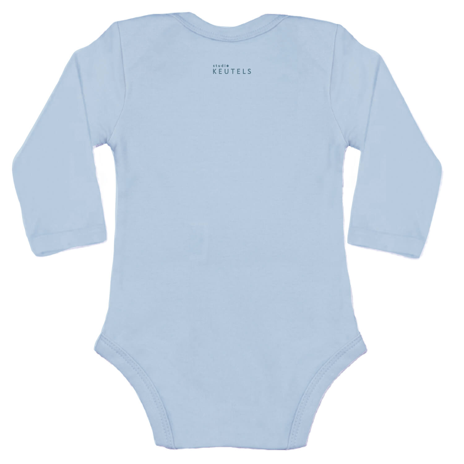 Achterkant van lichtblauwe romper met lange mouw, logoprint ‘Studio Keutels’ klein in donkerder blauw – duurzaam, 100% katoen