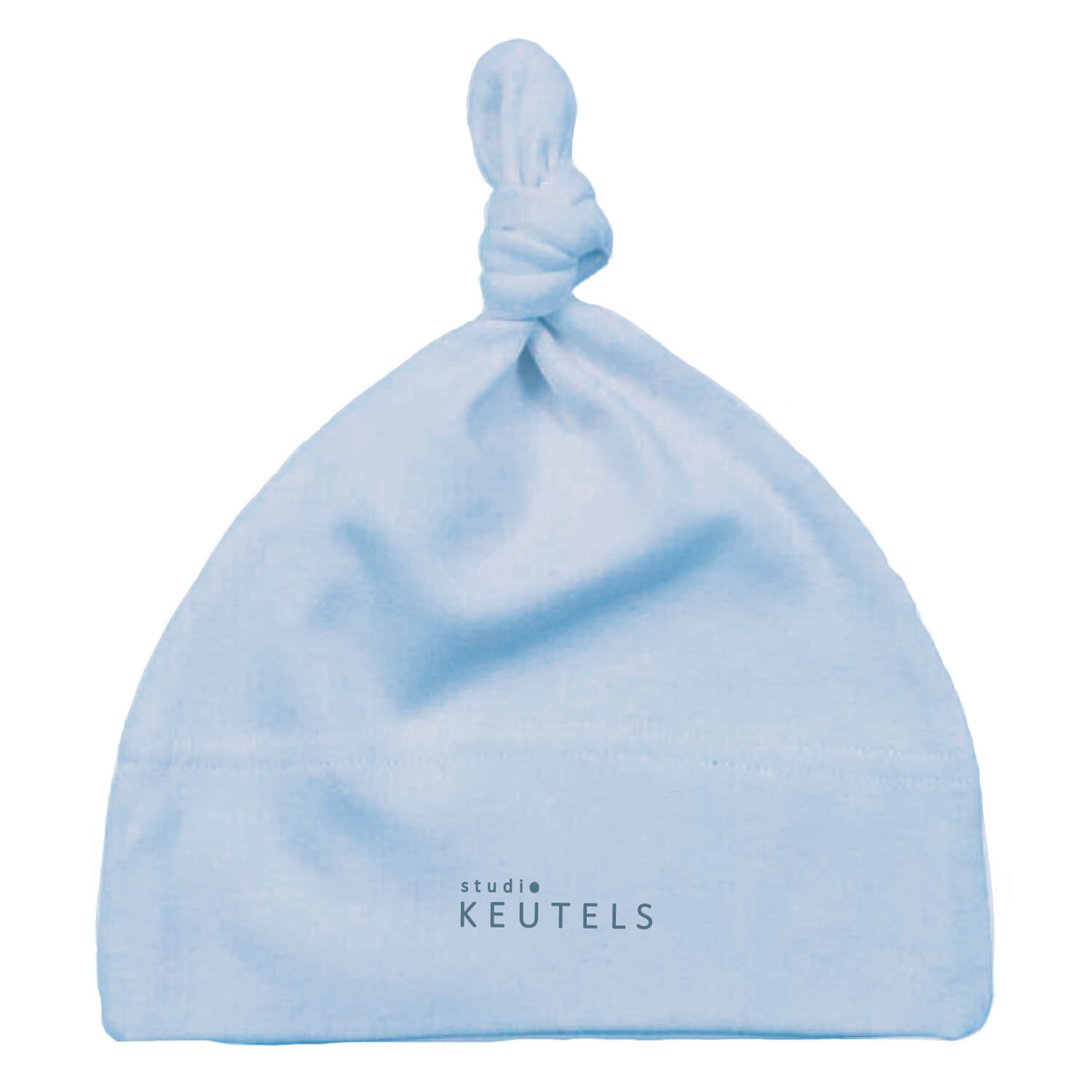 Achterkant van baby mutsje met knoop - sky blue, met logoprint ‘Studio Keutels’ klein in donkerder blauw – duurzaam, 100% katoen