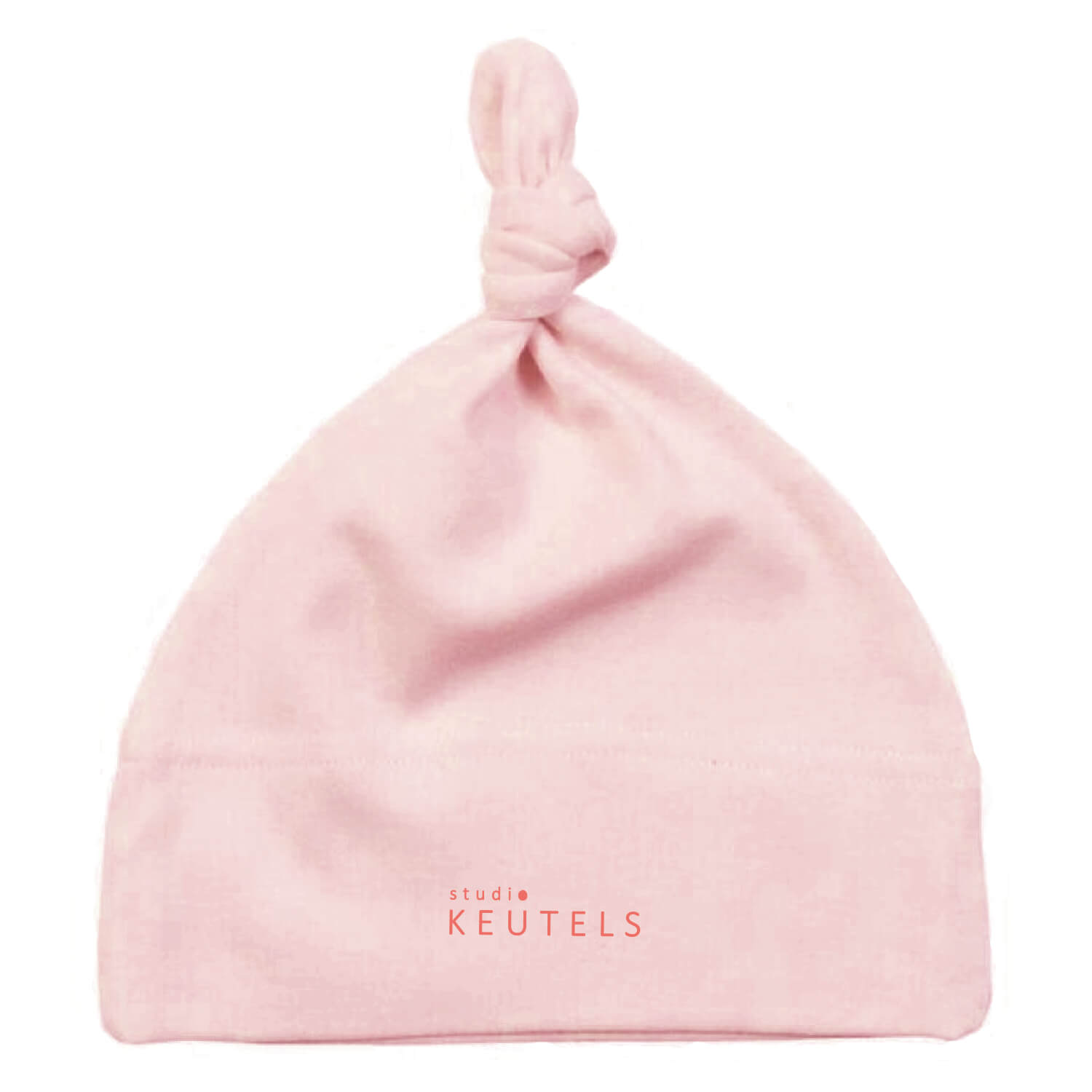 Achterkant van roze baby mutsje met knoop – soft rose, met logoprint ‘Studio Keutels’ klein in koraal kleur – duurzaam, 100% katoen
