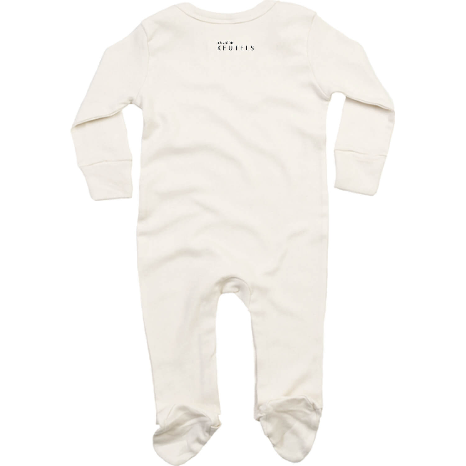 Achterkant van baby pyjama – natural, met logoprint ‘Studio Keutels’ klein in zwart – duurzaam, 100% katoen