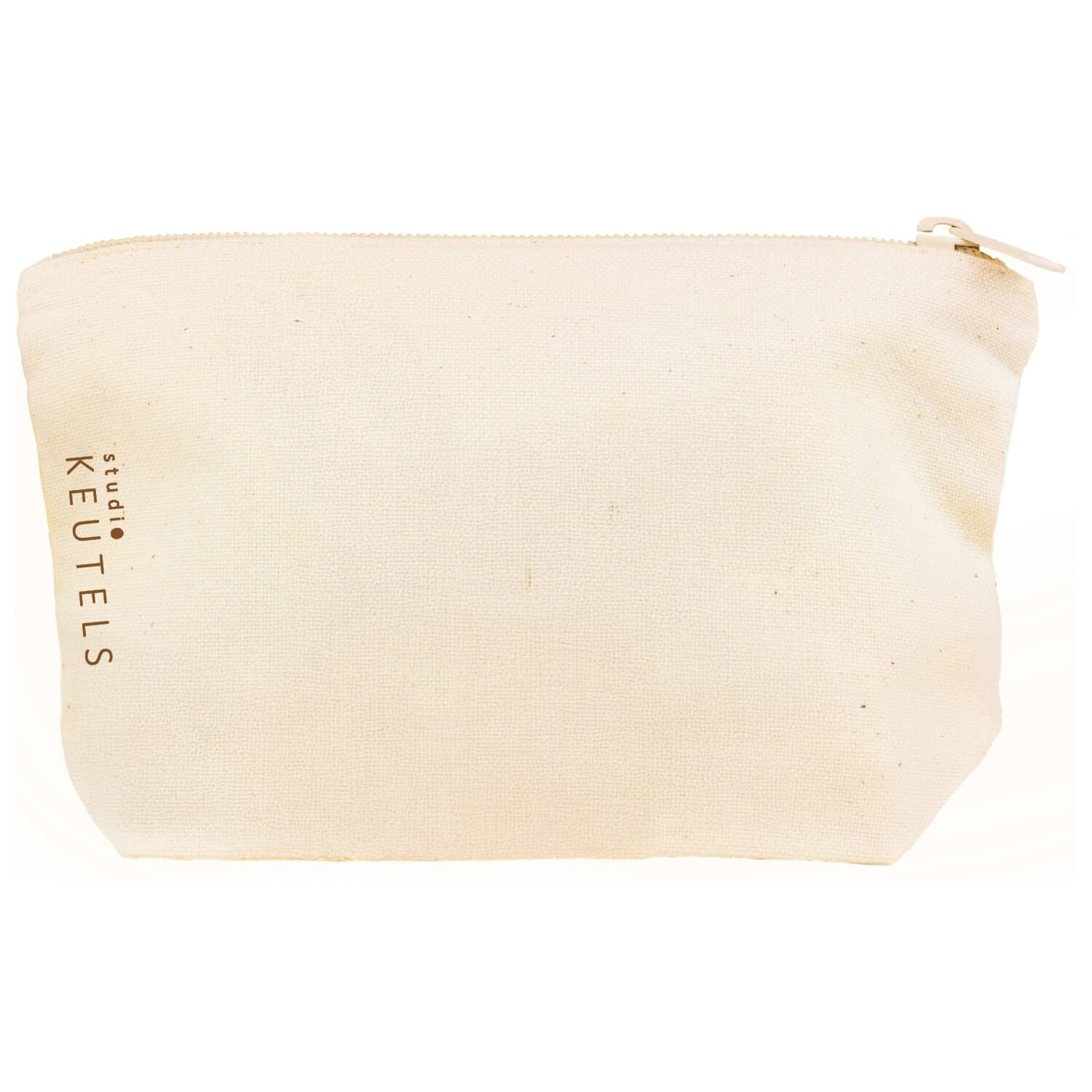Achterkant van duurzame canvas etui van Studio Keutels in de kleur natural, met aan de linkerkant klein het logo.